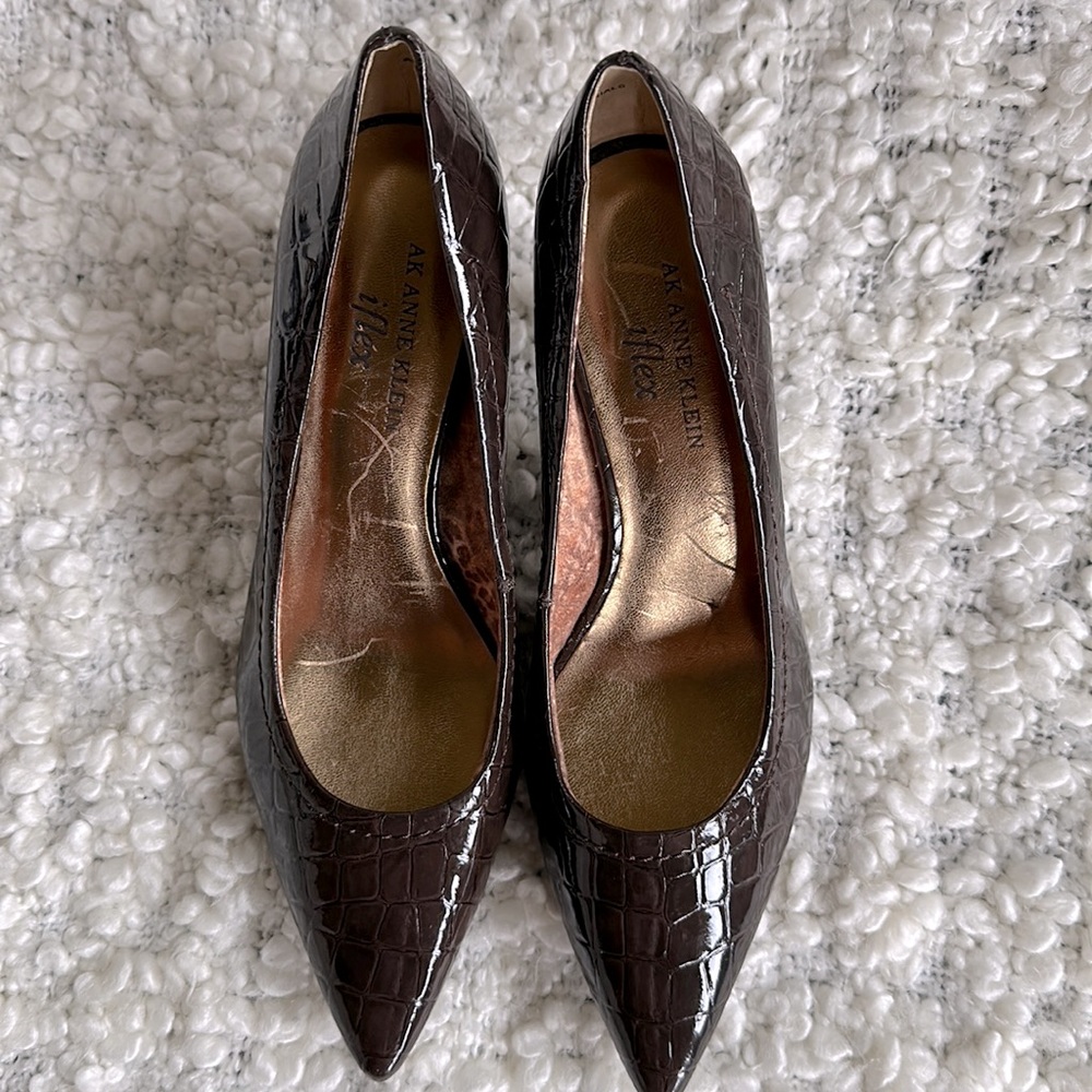 NEW* AK Anne Klein iFlex Cake Walk Brown Faux Leather Pointed Toe Pumps Sz 6M - Picture 2 of 10